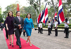 左からメキシコのアンヘリカ・リベラ大統領夫人、同国のエンリケ・ペーニャ・ニエト大統領、チンチージャ（2013年2月19日）