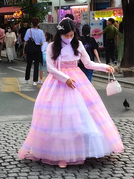 File:Girl wearing a Hanbok traditional Korean costumes in Gyeongju.jpg