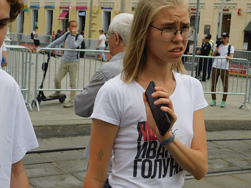 Девушка в футболке «Я/мы Иван Голунов»