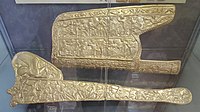 Brucia anche il rivestimento del fodero di una spada della sepoltura reale del IV secolo a.C.  e.  (copie)