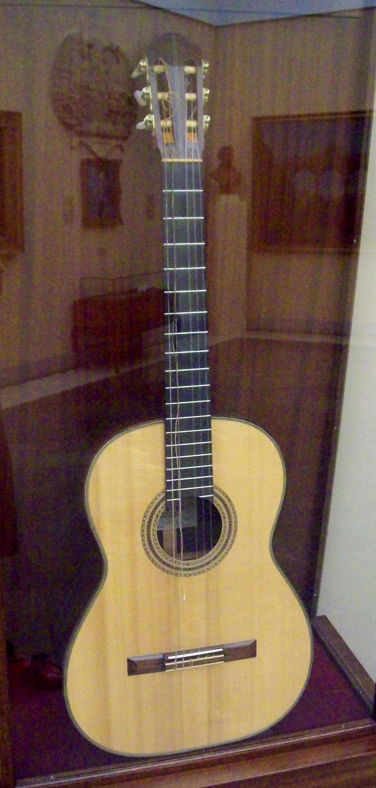 Archivo:Guitarra de Andrés Segovia (MRABASF) 01.jpg - Wikipedia, la  enciclopedia libre