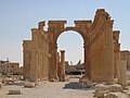 Palmira, Arco monumentale sulla via colonnata