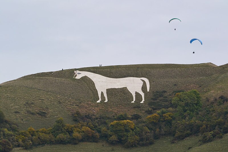 File:Hang gliders above the Westbury White Horse - geograph.org.uk - 5925765.jpg