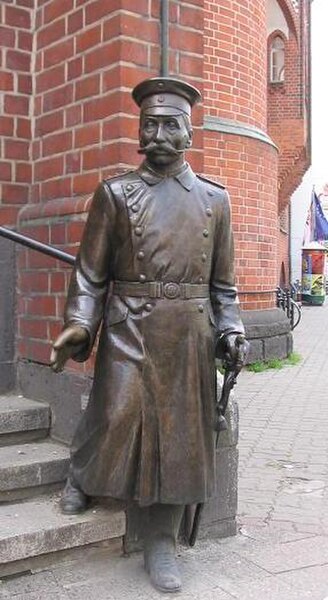 A statue of Wilhelm Voigt as the Captain of Köpenick at Köpenick city hall