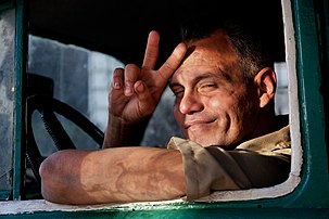 Un Cubain de La Havane photographié au volant de sa vieille camionnette, faisant le signe de la victoire. (définition réelle 4 368 × 2 912)
