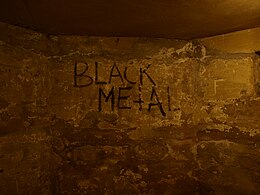 Helvete Oslo - graffiti.jpg en métal noir