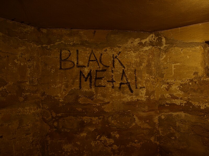 File:Helvete Oslo - black metal graffiti.jpg