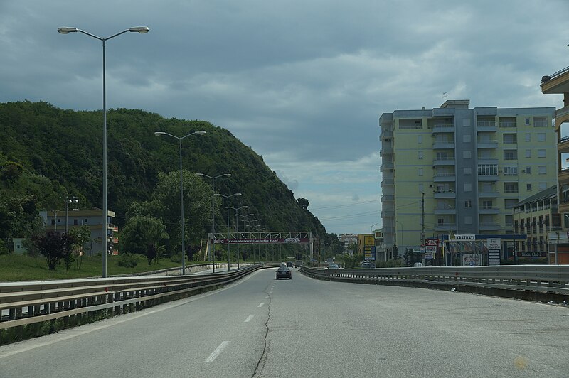 File:Highway at Shkëmbi i kavajës (OSCAL19 trip).jpg