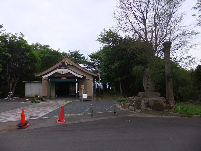 File:Hijiyama Army Cemetery 140430-1.JPG