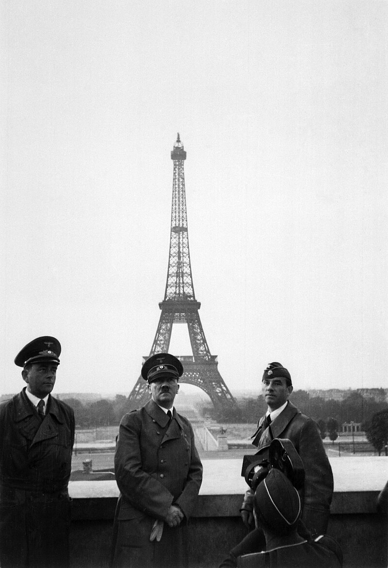 File:Hitler in Paris, 23 June 1940.jpg - Wikimedia Commons