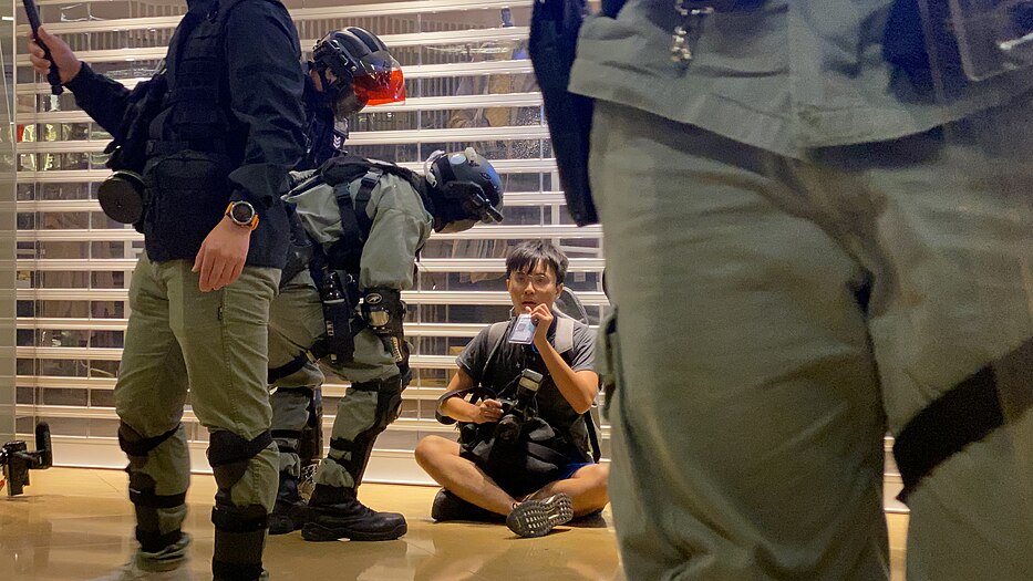 记者邓泽旻被防暴警察制服及拘捕