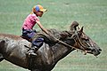 Een jonge deelnemer aan de paardenrace