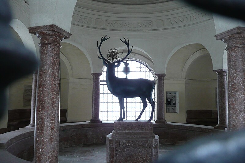 File:Hubertusbrunnen Innen.JPG