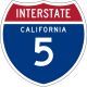 Einstellige Nummerntafel an Interstate Highways (Kalifornien).