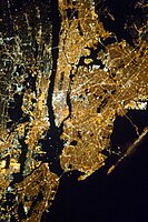 Noční fotografie New Yorku pořízená 23. března 2013 z paluby Mezinárodní vesmírné stanice jedním z kosmonautů Expedice 35 a fotoaparátem Nikon D3S, s ohniskem 400 mm, clonou f3,2 a citlivostí nastavenou na ISO 51200. Na fotografii je sever vlevo, takže Manhattan je orientován vodorovně od středu doleva snímku.