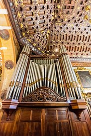 Vue arrière de l'orgue à tuyaux.