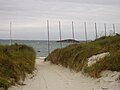Île de Batz : mâts derrière une dune