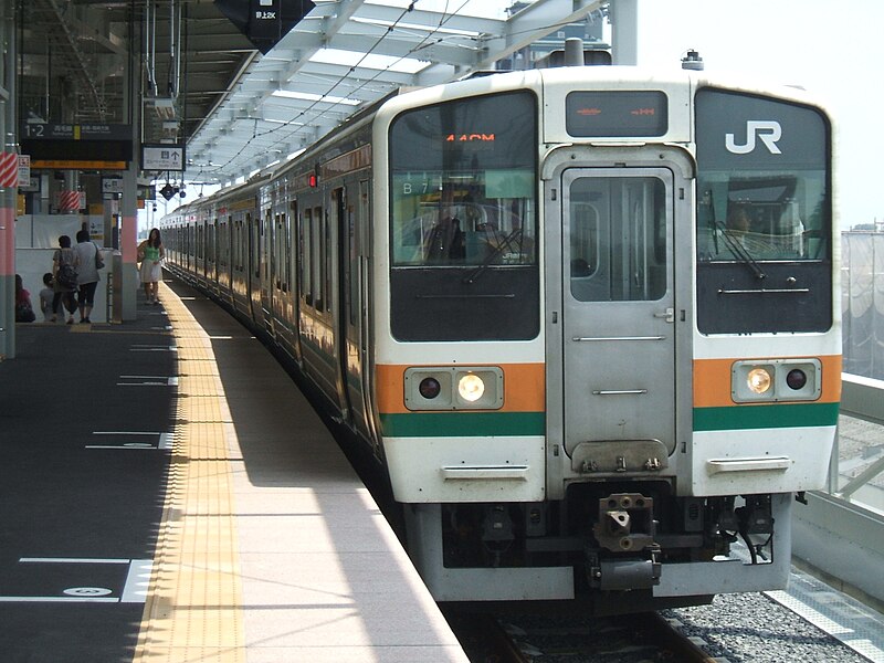 File:JNR 211 Series at Isesaki station 20100731.jpg