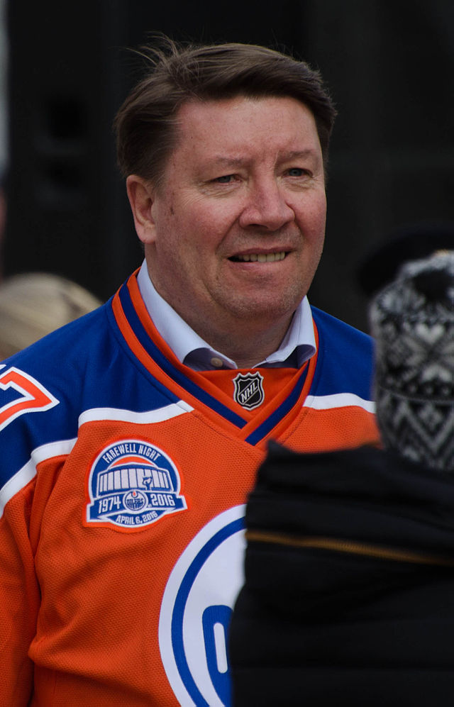 Photo de Jari Kurri sous le chandail orange des Oilers.