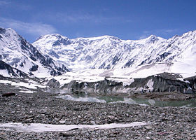 Vue de la face Nord depuis le camp de base situé au bord du glacier Inylchec.