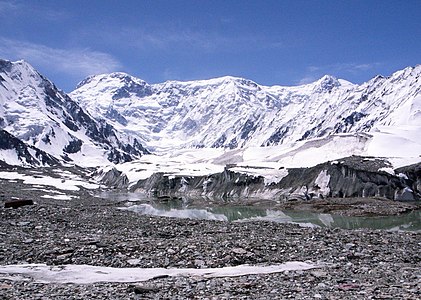 Jengish Chokusu (Pik Pobedy) este cel mai înalt vârf din Kârgâzstan.