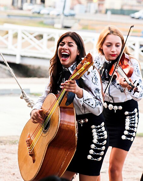 File:Jessica Castillo performs with her siblings at Guantanamo, in 2015 -a.jpg