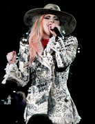 Joanne World Tour (37331557385).png