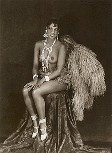 Жозефина Бейкер в комическом представлении. Фотография, 1927