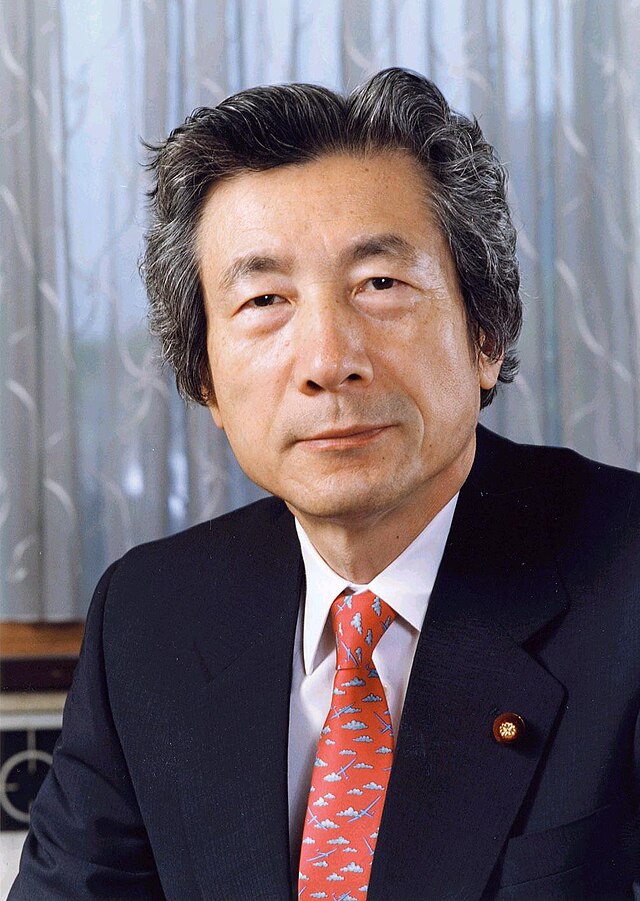 https://upload.wikimedia.org/wikipedia/commons/thumb/e/e6/Junichiro_Koizumi_20010426.jpg/640px-Junichiro_Koizumi_20010426.jpg