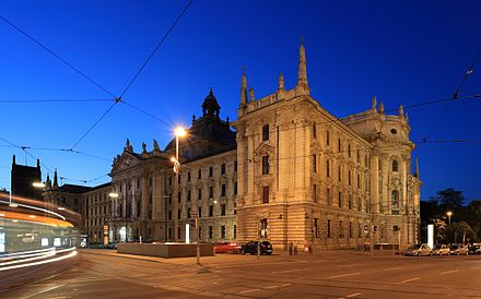 At dusk Justizpalast at dusk.JPG