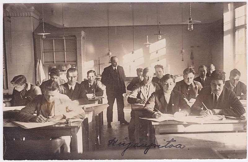 File:K-2429-72- Seminaarin matematiikan ja luonnonopin lehtori Kaarlo Saarialhon oppitunti, 1918 - 1923.jpg