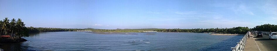 Ein Panoramablick auf den Kadalundi-Fluss in der Nähe der Vallikkunnu-Mündung