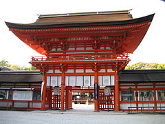 Brama „wieżowa” (rōmon)