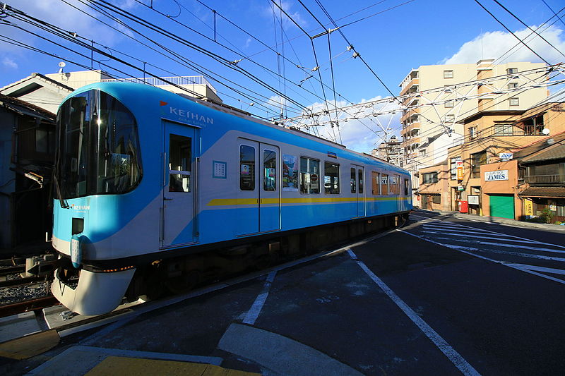 File:Keihan 800 series street (24106449345).jpg