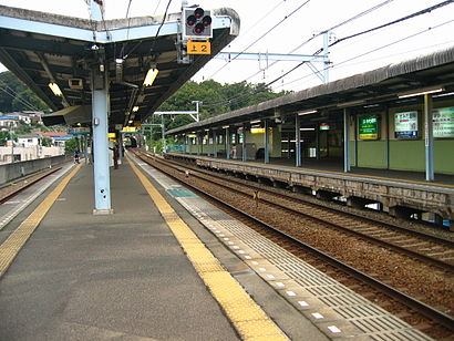 Keikyu-Tomioka Station-platform.jpg