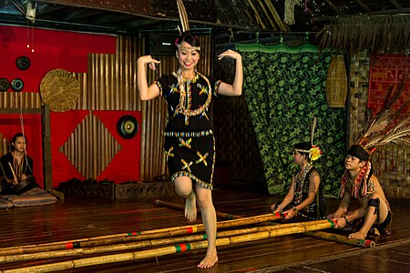 Tập_tin:KgKuaiKandazon_Sabah_Monsopiad-Cultural-Village-DansePerformance-16.jpg