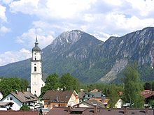 Die Neue Pfarrkirche Heilig Kreuz mit dem Zahmen Kaiser