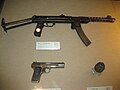 Le pistolet Tokarev TT 33, le PPS-43 et une grenade de Kim Shin-jo au mémorial de la guerre de Corée (en)