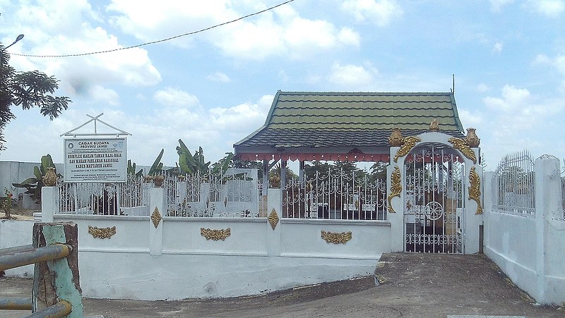File:Komp. Makam Tmn. Raja-Raja - Danau Sipin, Kota Jambi, JA.jpg