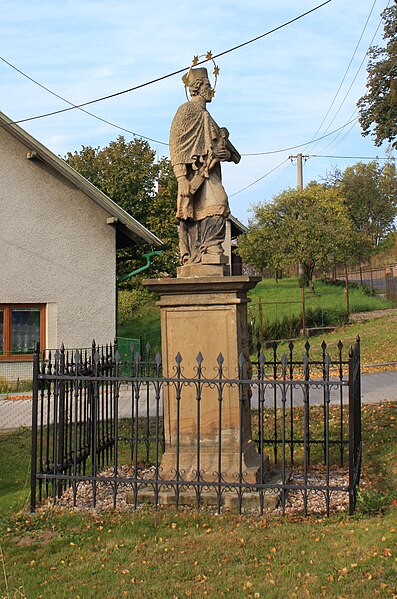 File:Krchleby, socha svatého Jana Nepomuckého (2013).jpg