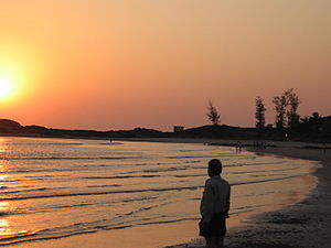 Matahari terbenam di pantai Kumta.