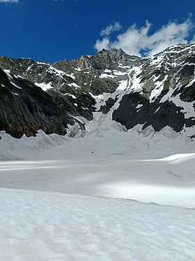 La pointe du Vallonnet dominant le glacier et le lac de la Patinoire enneigés, reliquats de l'ancien glacier du Vallonnet.