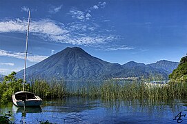 Vista al Volcán San Pedro desde Panajachel