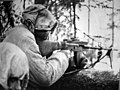 English: A Finnish soldier holding a M/26 עברית: חייל פיני אוחז M/26