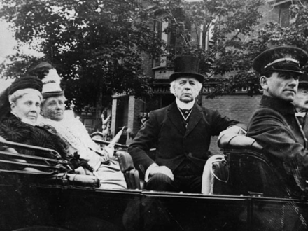 Laurier (middle) on a chauffeur-driven automobile