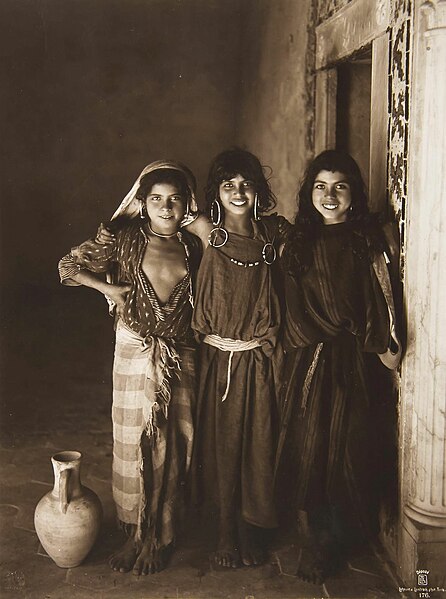 File:Lehnert et Landrock - Portrait de trois jeunes filles orientales, Tunisie, circa 1910.jpg