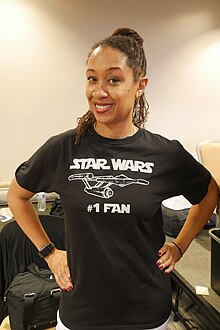 Leighann Lord poartă un tricou pe care scrie „Star Wars # 1 Fan”