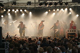 Leningrad Cowboys Vihreät Niityt musiikkitapahtumassa 2005.jpg