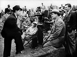 Glenn Ford, director Joseph H. Lewis and Barry Kelley on the set of The Undercover Man Lewis con Glenn Ford sul set.jpg