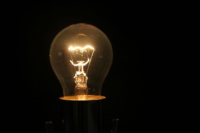 640px-Light_bulb_in_grandfather's_lamp.jpg (640×427)
